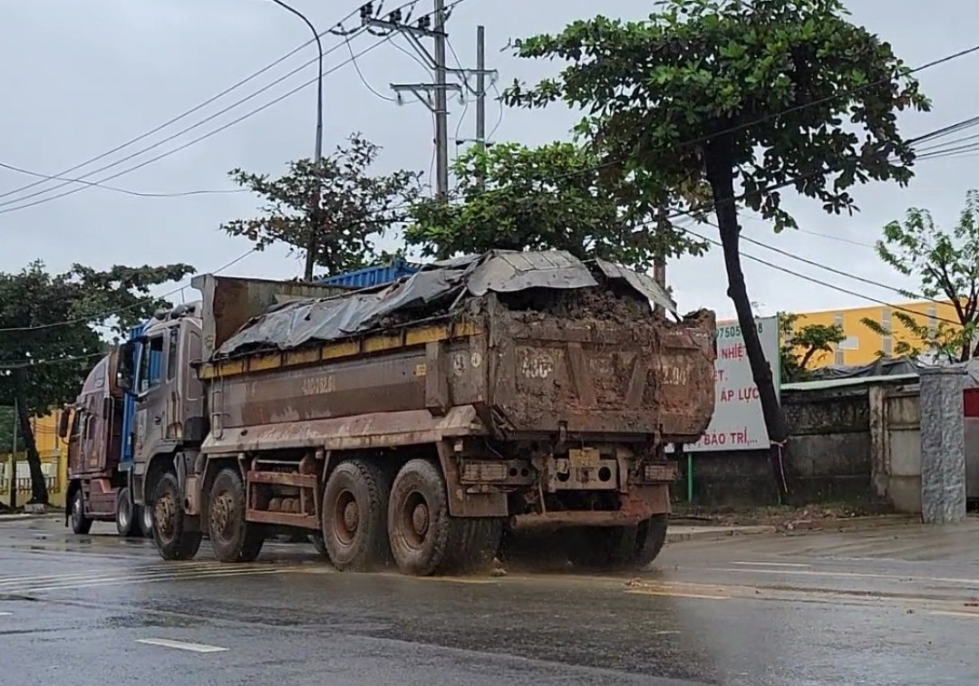 Đà Nẵng: Xe chở đất từ Công ty gạch men gây ô nhiễm môi trường